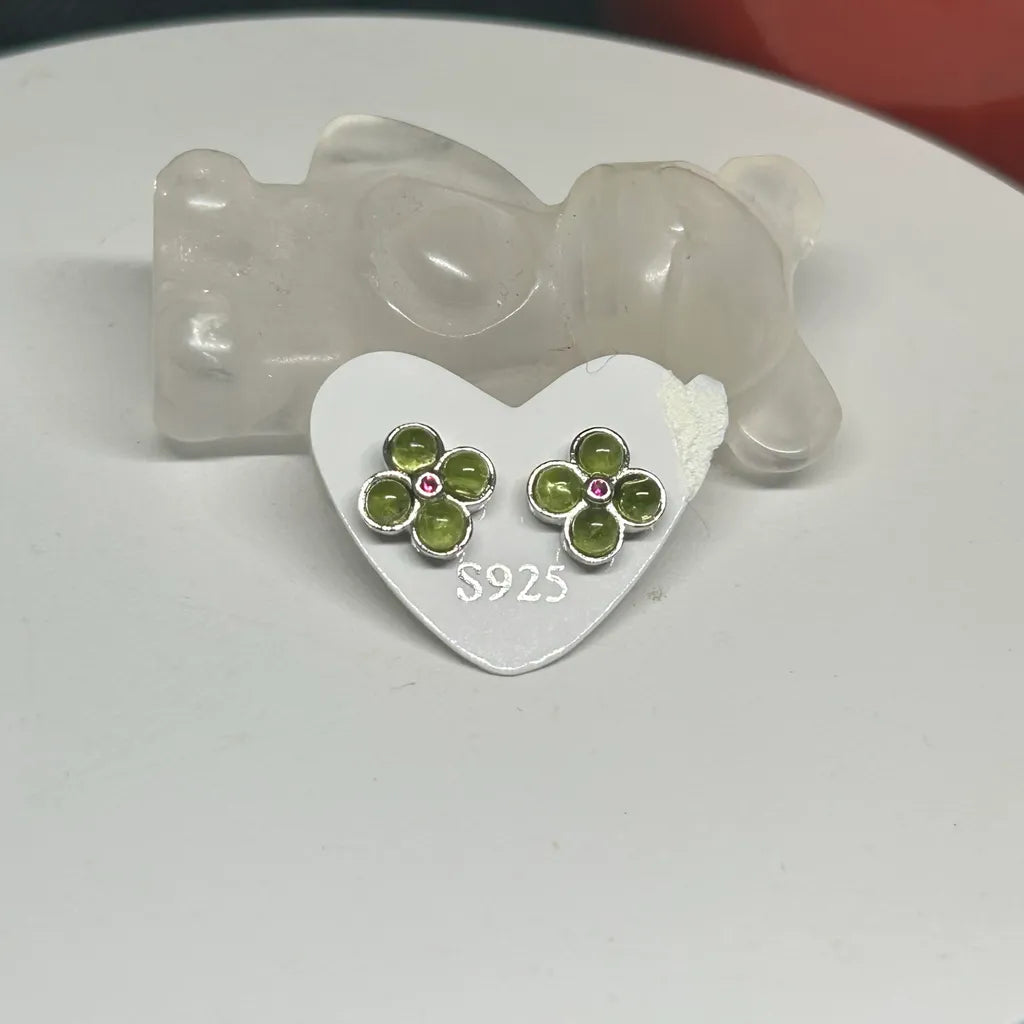 Peridot Flower Stud Earrings – Sterling Silver Bloom with Pink Center (S925)