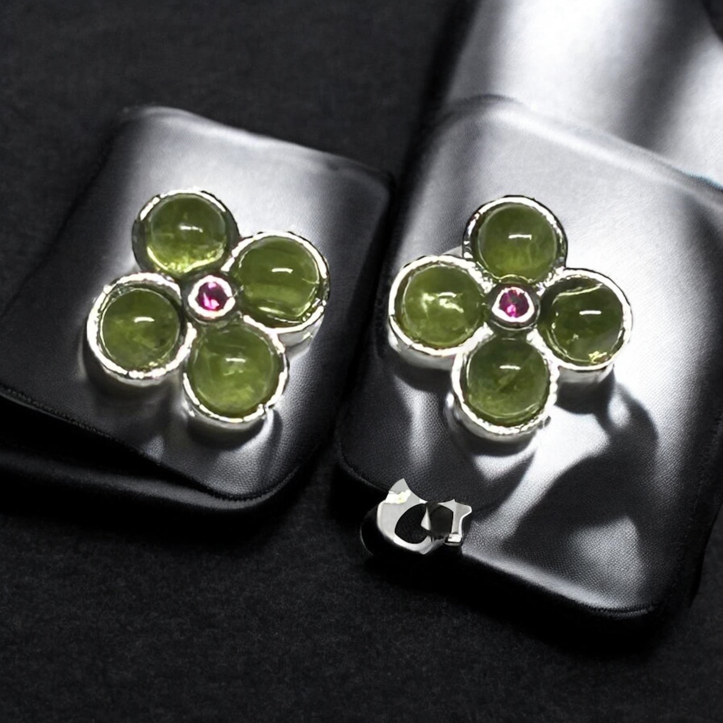 Peridot Flower Stud Earrings – Sterling Silver Bloom with Pink Center (S925)